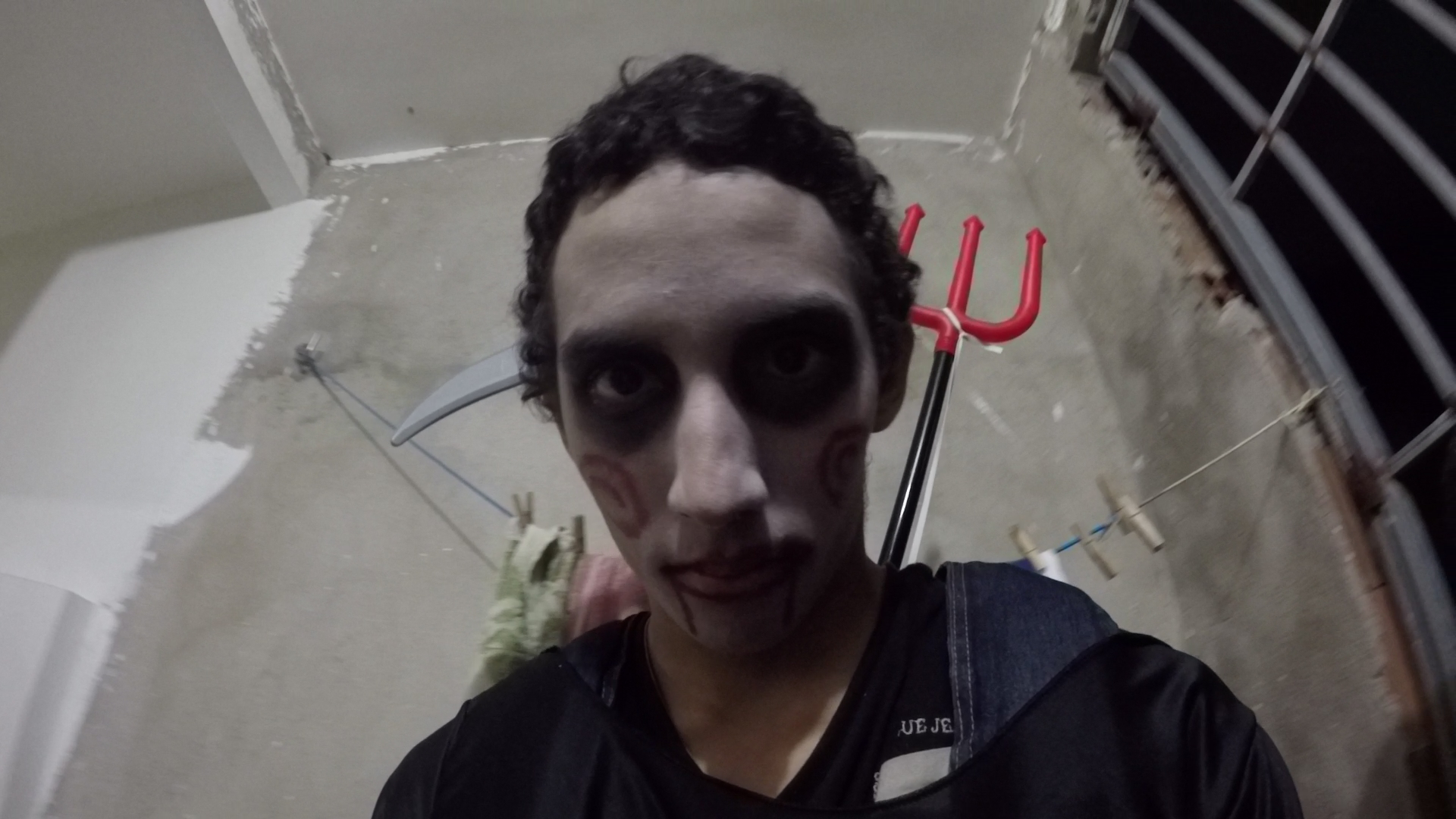 http://videos.introcdc.com/Canal/Vlogs/Random/Halloween Patty/GOPR3105.00_02_22_46.Quadro001.png